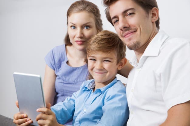 6 Tips Menjadi Orang Tua Bijak di Era Digital