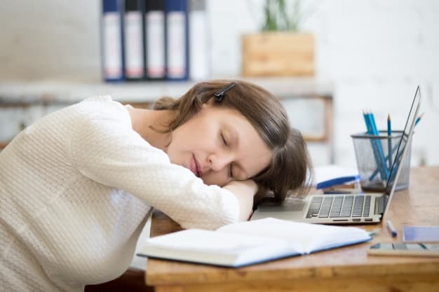 Ngantuk di Siang Hari, Lebih Baik Tidur atau Minum?