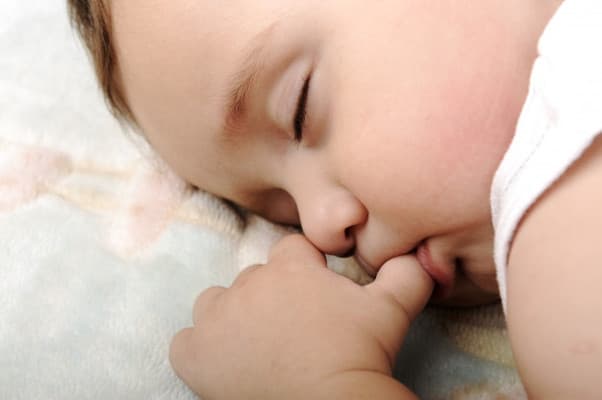 Bayi Gemar Mengisap Jempol