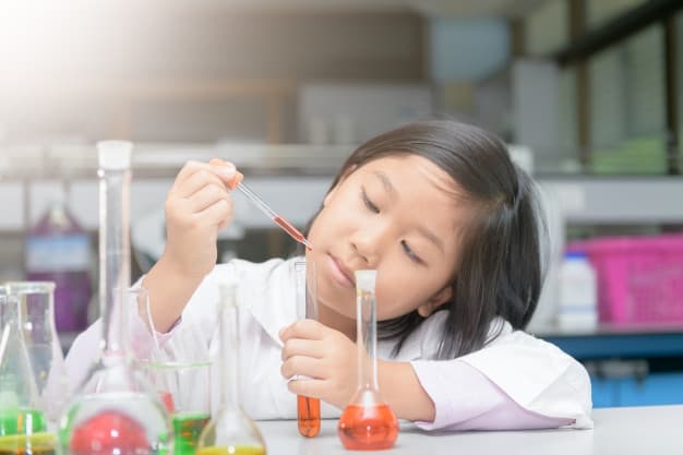 Moms, Ini 4 Cara Kenalkan Sains pada Anak