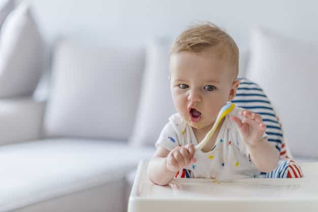 Tips Agar Anda Tak Perlu Repot Saat Anak Makan Sendiri
