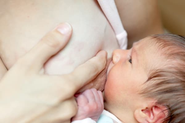 3 Refleks Utama yang Terjadi saat Bayi Pertama Menyusu