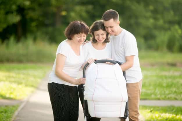 Bolehkah Membawa Newborn Jalan-Jalan ke Mal?