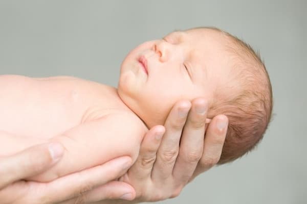 Tunda Pemotongan Tali Pusat Bayi, Ini Penjelasannya
