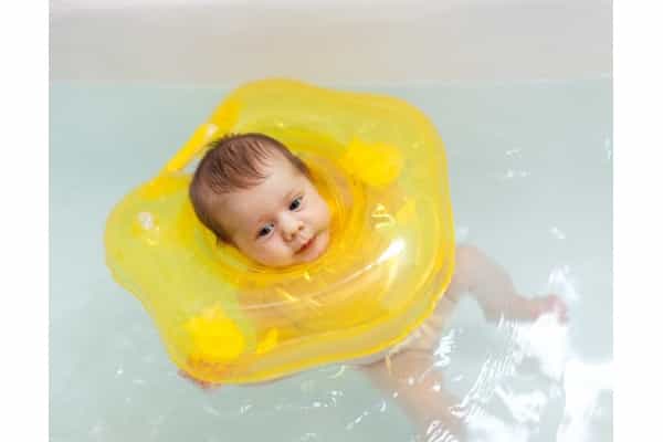 16 Hal untuk Persiapan Ajak Bayi Berenang