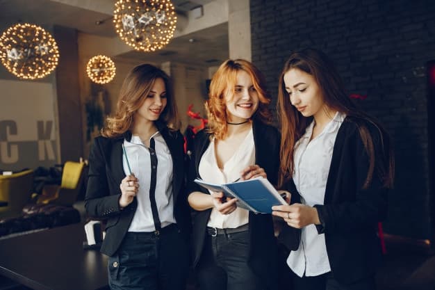 5 Tips Agar Moms Mampu Hadapi Gosip di Tempat Kerja