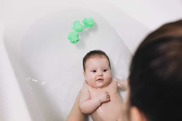 Memandikan Bayi Baru Lahir, Mudah Kok Moms!