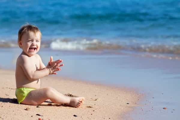 Tips Membawa Bayi Berlibur ke Tempat Panas