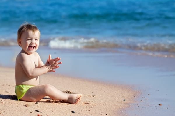 Tips Membawa Bayi Berlibur ke Tempat Panas