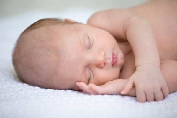 Yang Perlu Moms Ketahui tentang Tidur pada Bayi