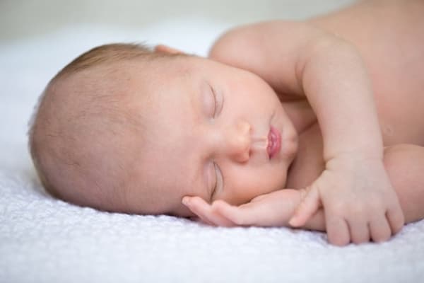 Ketahui Ciri-Ciri dan Tahapan Tidur Bayi Sesuai Usia