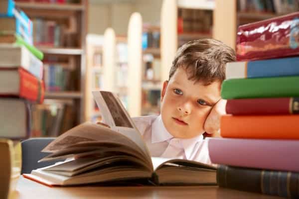 Moms, Ini 10 Cara Seru Mengajarkan Anak Membaca