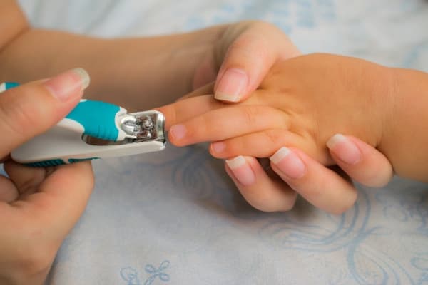 Tips Memotong dan Merapikan Kuku Bayi