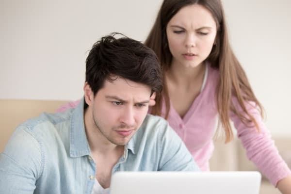 Suami Sibuk dengan Dunianya Sendiri? Lakukan Ini, Moms!