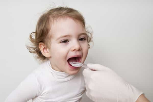 8 Cara Mudah Memberikan Obat untuk Bayi