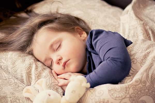 5 Tahapan Ampuh untuk Melatih Anak Tidur Sendiri