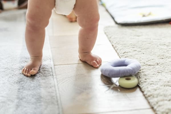 4 Tips Melatih Bayi Berjalan Sendiri