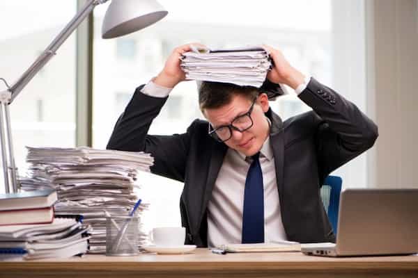 Suami Terlalu Sibuk di Kantor? Lakukan 5 Hal ini, Moms!