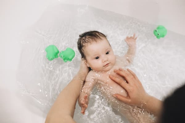Manfaat dan Fakta Memandikan Bayi yang Perlu Moms Tahu