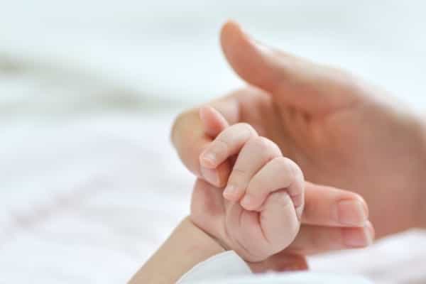 Perkembangan Tangan Bayi di Tahun Pertamanya