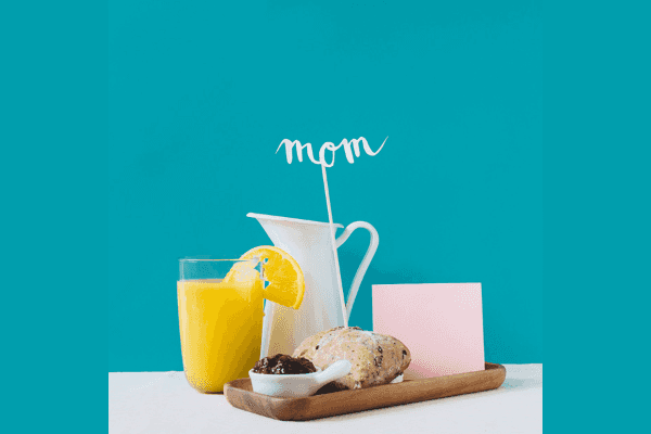 Ketahui Bahaya Minum saat Makan, Moms!
