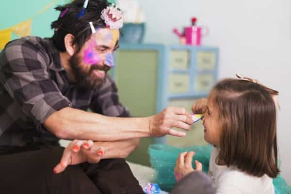 Dads, Ini Tips Mengasuh & Membesarkan Putri Cilik Anda