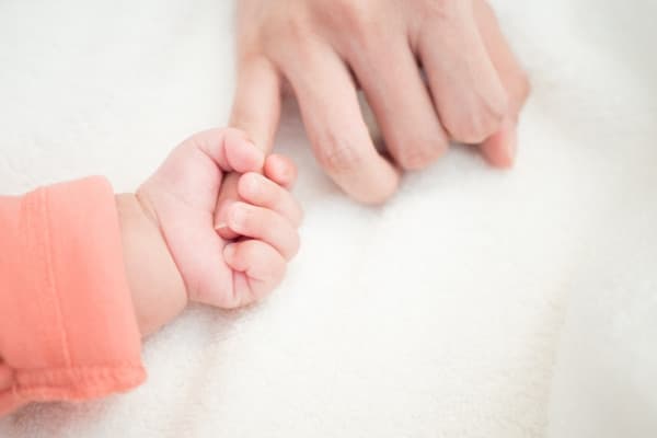 Perkembangan Motorik Halus Bayi 0-12 Bulan
