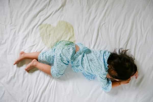 Si Kakak Masih Sering Mengompol? Ini Penyebabnya, Moms