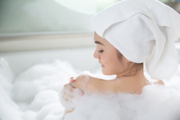 Bolehkah Ibu Hamil Mandi Malam? Ini Jawabannya, Moms