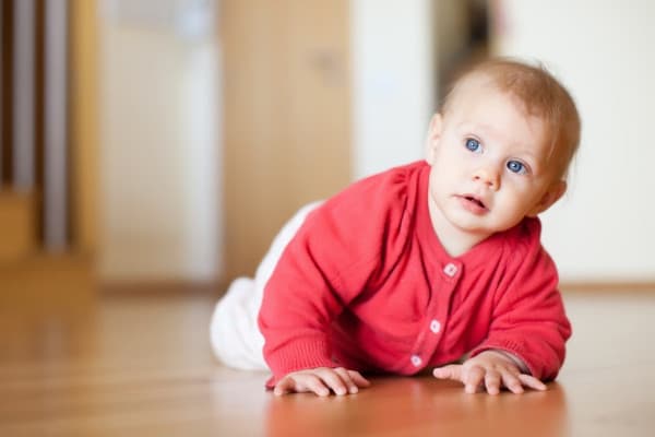 Bayi Melewati Fase Merangkak, Perlukah Moms Khawatir?