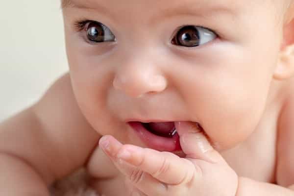 Bayi Sudah Tumbuh Gigi saat Lahir, Berbahayakah?