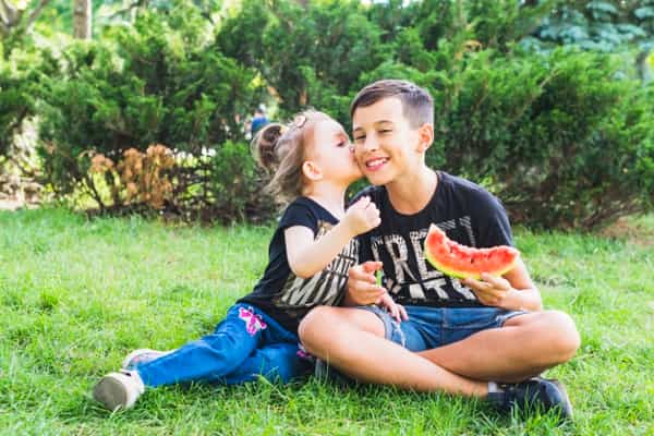 Keuntungan Kakak dan Adik dengan Jarak Usia Berjauhan
