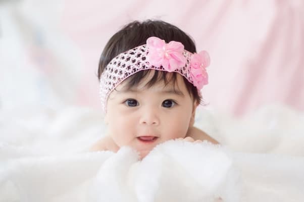 Ide Nama Bayi Perempuan yang Bermakna Pertama