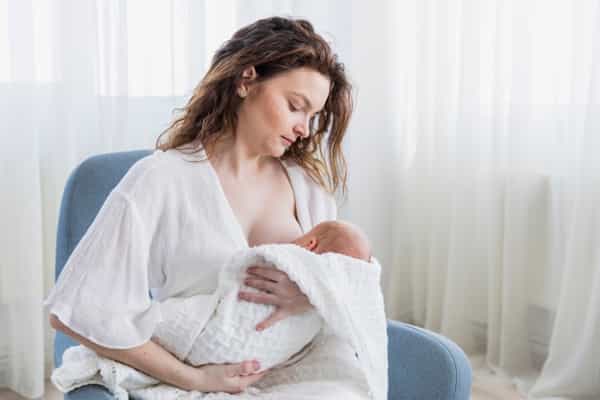 Nyeri saat Menyusui? Ketahui 7 Fakta Mastitis, Moms!