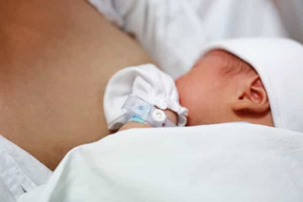 Saat Bayi Anda Menyusu Tiada Henti, Mesti Bagaimana?