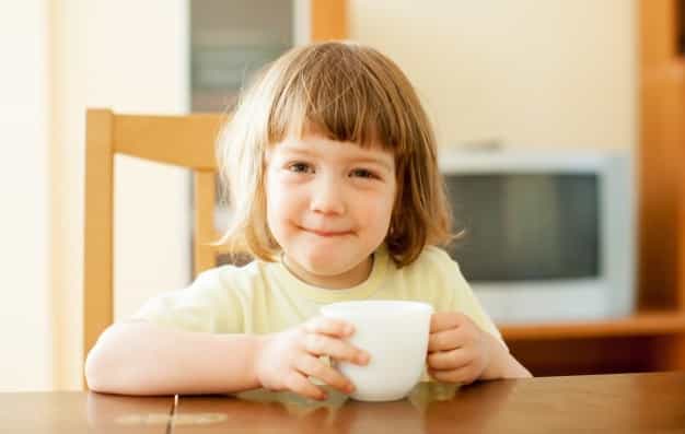 Si Kecil Suka Minum Teh Manis? Waspadai Risikonya, Moms