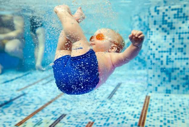 Perhatikan Hal Ini Jika Ingin Ajarkan Bayi Berenang!