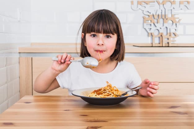 Mengatasi Kebiasaan Balita yang Gemar Mengemut Makanan