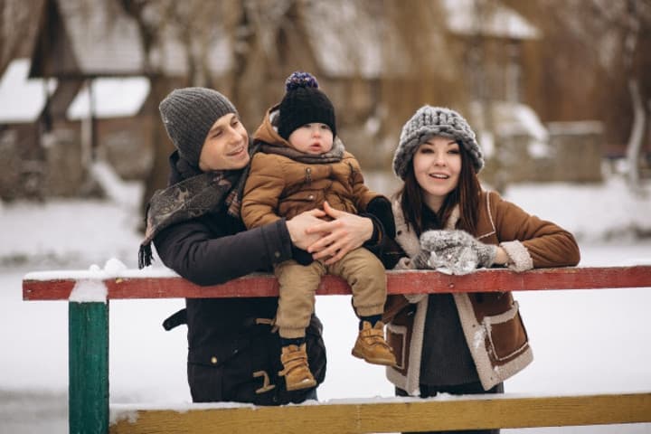 Tips Liburan Akhir Tahun dengan Bayi ke Daerah Dingin