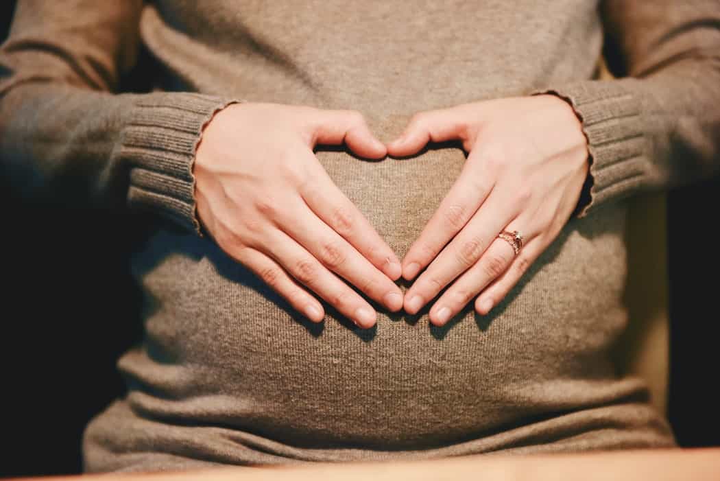 Moms, Sedang Hamil? Hindari 8 Kandungan Skin Care Ini