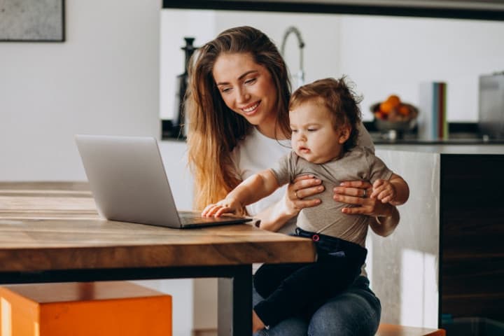 Plus Minus Bekerja dari Rumah yang Moms Perlu Tahu