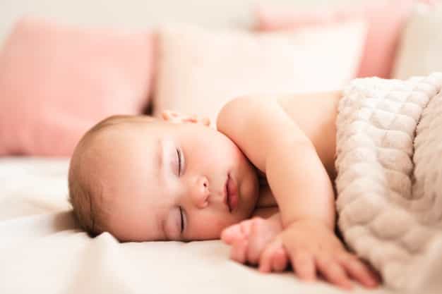 Ini Dia Sebabnya Bayi Suka Menendang saat Tidur!