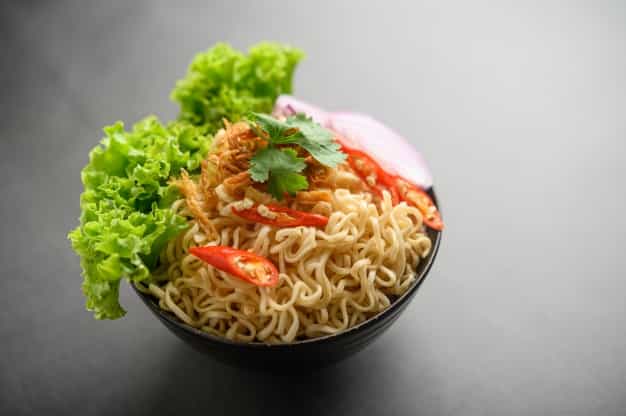 Moms, Ketahui 6 Bahaya Makan Mi Instan Setiap Hari