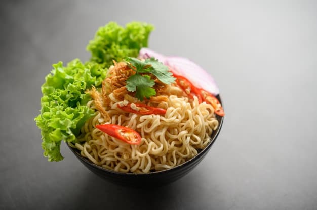 Moms, Ketahui 6 Bahaya Makan Mi Instan Setiap Hari