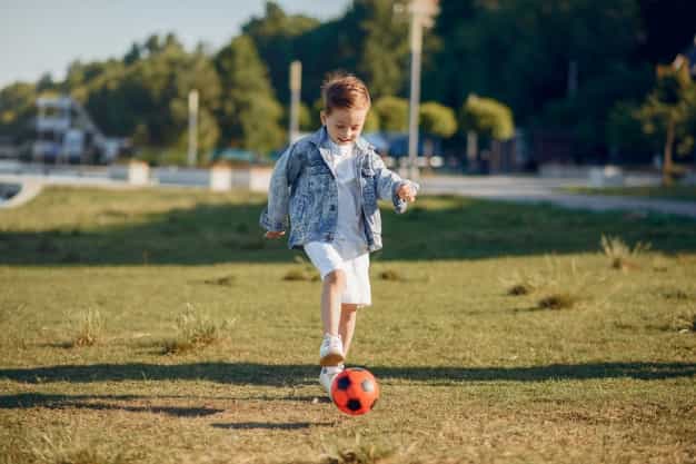 Yuk, Ajak Anak Bermain dengan Bola, Ini Manfaatnya!