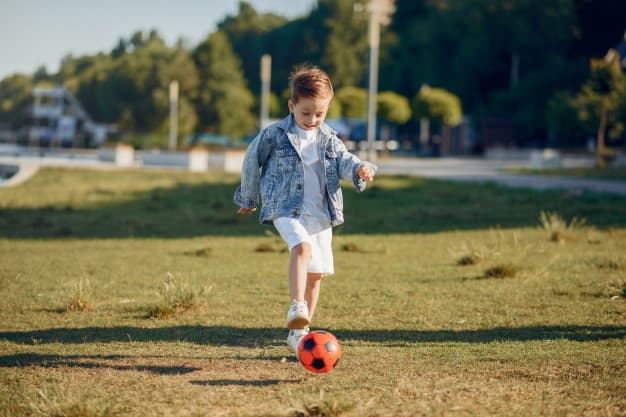 Yuk, Ajak Anak Bermain dengan Bola, Ini Manfaatnya!