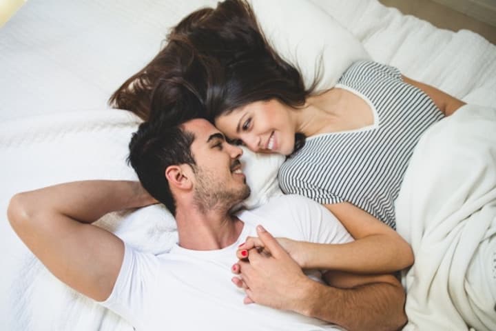 5 Posisi Bercinta yang Aman Dilakukan Usai Melahirkan
