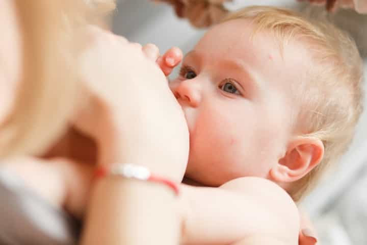 Bayi Berkeringat saat Menyusu, Tanda Penyakit Berbahaya?