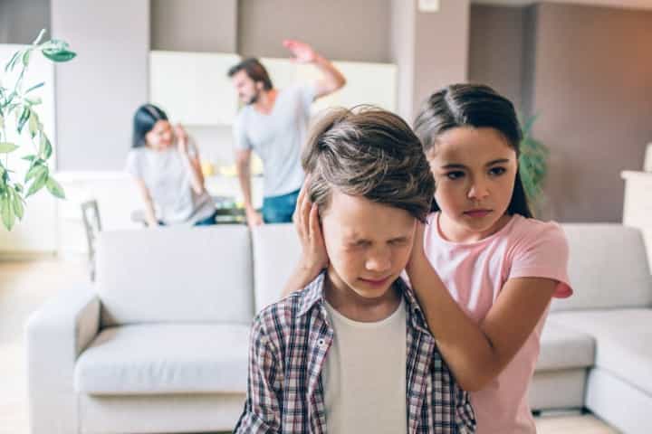 7 Hal yang Tidak Boleh Dilakukan Orang Tua di Depan Anak