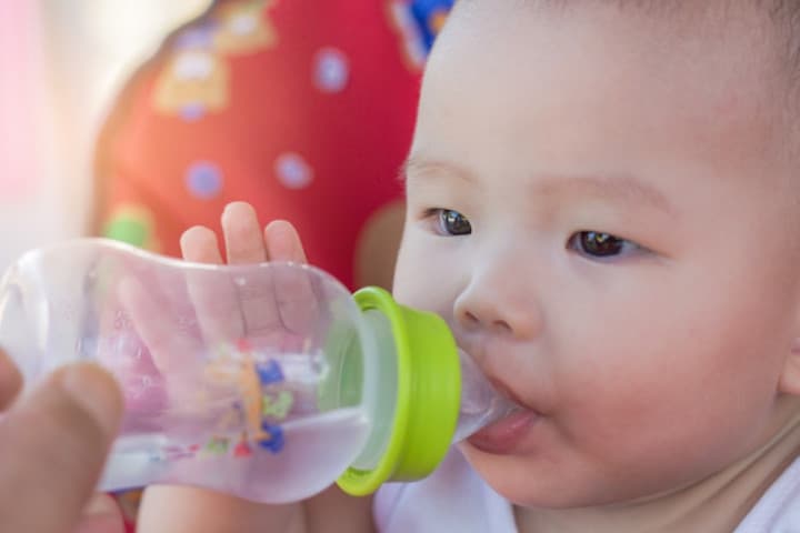 Amankah Bayi Minum Air Isi Ulang?